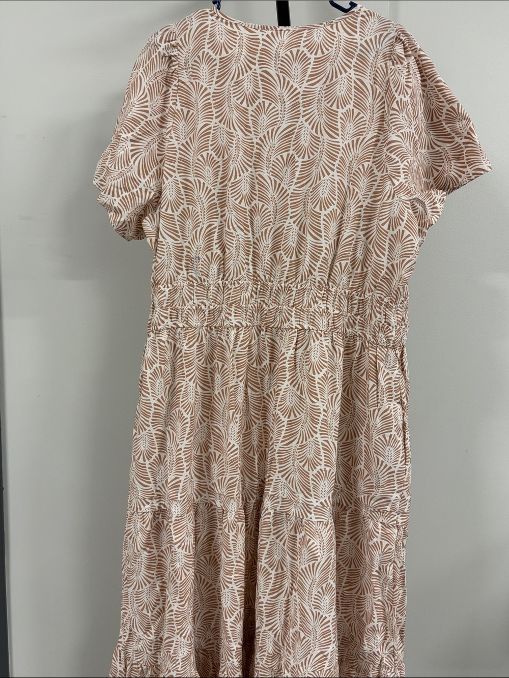 Anthropologie Women’s Somerset Tiered Maxi Dress in Light Beige Leaf Print - Picture 4 of 4